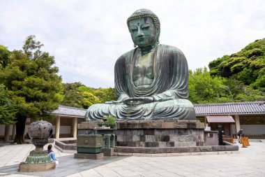 Kamakura, Japonya- 14 Mayıs 2024: Kamakura, Japonya 'daki Kamakura tapınağındaki Kamakura Daibutsu heykeli
