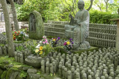 Kamakura, Japonya - 14 Mayıs 2024: Kamakura, Japonya 'daki Hasedera tapınağındaki binlerce Jizo heykeli. Hasedera tapınağı 11 başlı Kannon heykeliyle ünlüdür.