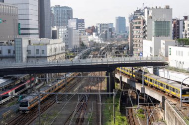 Tokyo, Japonya - 15 Mayıs 2024: Tokyo, Japonya 'daki Shinjuku tren istasyonuna yaklaşan trenler. Shinjuku Japonya 'daki en büyük tren istasyonlarından biridir..