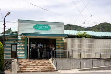 Shimoyoshida, Japonya - 15 Mayıs 2024: Fujiyoshida şehrindeki Gekkouji istasyonu. Yamanashi, Japonya.