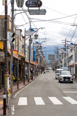 Shimoyoshida, Japonya - 15 Mayıs 2024: Shimoyoshida Honcho Caddesi 'nden Fuji Dağı' na doğru bakın. Bu yol Fuji Dağı 'nı ve şehri birbirine bağlar.