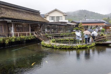 Kawaguchiko, Japonya - 16 Mayıs 2024: Fuji Beş Göl bölgesinde Kawaguchiko Gölü ile Yamanakako Gölü arasında yer alan küçük bir köy olan Oshino Hakkai 'yi ziyaret edenler.