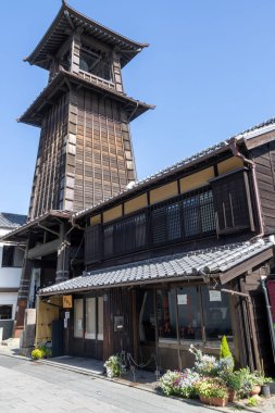 Kawagoe, Japonya- 17 Mayıs 2024: Japonya 'nın Saitama ilindeki Kawagoe şehri. Time 's Bell adında çan kulesi olan küçük bir caddenin manzarası.