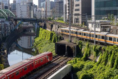 Tokyo, Japonya - 18 Mayıs 2024: Tokyo 'da Ochanomizu Tren İstasyonu ve Kanda Nehri yakınlarındaki tren kavşağı. Tokyo 'da Ochanomizu Tren İstasyonu ve Nehir Kanda kavşağı