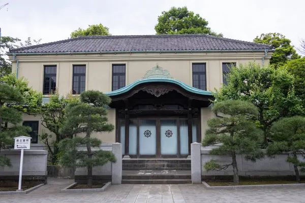 Tokyo, Japonya - 19 Mayıs 2024: Tokyo, Japonya 'daki Sengakuji Tapınağı' ndaki Tahta Heykel Müzesi. Sengaku-ji eski Edo 'nun üç büyük tapınağından biriydi.