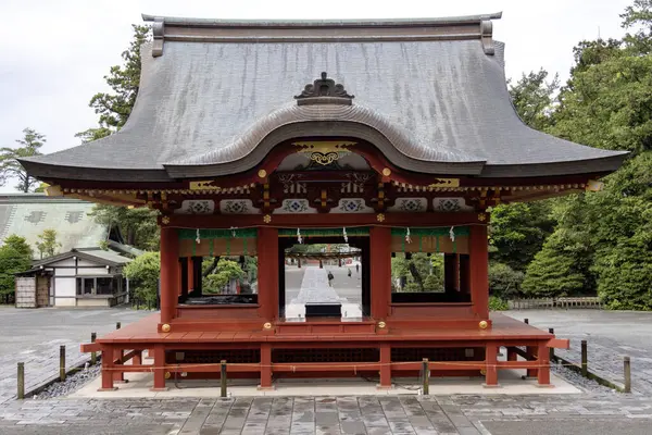 Kamakura, Japonya- 12 Mayıs 2024: Japonya 'nın Kamakura kentindeki Tsurugaoka Hachimangu Tapınağı içinde Dans Sahnesi veya Alt Oratoryumu