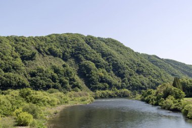 Japonya, Okayama 'daki Asahi Nehri' nin güzel yeşil manzarası..