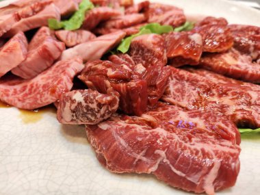 Japon usulü ızgara et. Kaliteli Japon wagyu bifteği bbq için tabakta dilimlenmiş.