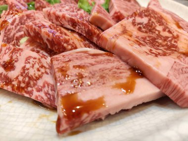 Japon usulü ızgara et. Kaliteli Japon wagyu bifteği bbq için tabakta dilimlenmiş.