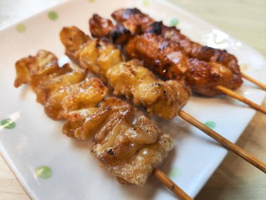 Japon mutfağı, çeşitli teriyaki şişleri Yakitori.. 
