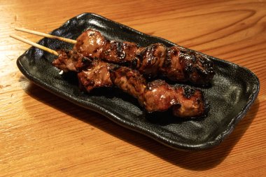 Izgara tavuk ciğeri şiş - Japon sokak yemeği tarzı.