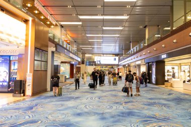 Singapur - 5 Haziran 2024: Singapur Changi Havaalanı vergisiz alışveriş alanı. Changi Havalimanı Asya 'daki en büyük havaalanlarından biridir..