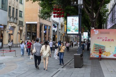 Guangzhou, Çin - 6 Haziran 2024: Guangzhou 'da Pekin caddesinde yürüyen insanlar. Bu sokakta tanınmış markalardan geleneksel kıyafetlere kadar her şey var.