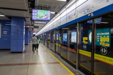 Guangzhou, Çin - 7 Haziran 2024: Guangzhou, Çin metro istasyonu manzarası. Guangzhou Metro 621 km uzunluğunda 16 hattın sahibi.