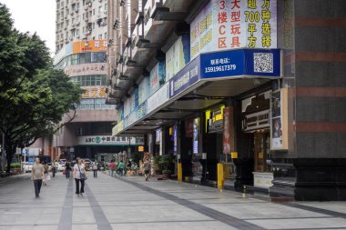 Guangzhou, Çin - 7 Haziran 2024: Çin 'in Guangzhou kentindeki Zhongdong Oyuncak Sancak Dükkanı' nda insanlar alışveriş yapıyor