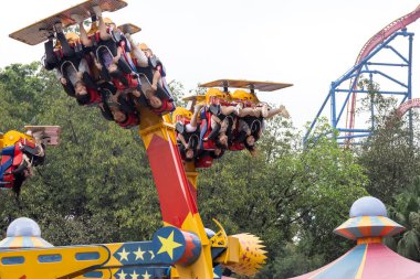 Guangzhou, Çin - 8 Haziran 2024: Chimelong Paradise, Guangzhou 'da Güneş ve Ay Çarkı. Chimelong Paradise Çin 'deki en büyük eğlence parkı.