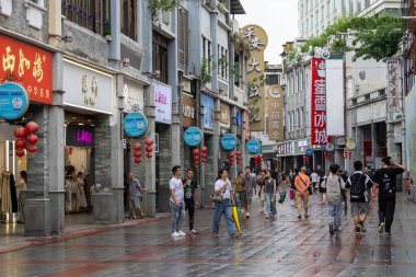 Guangzhou, Çin - 9 Haziran 2024: Çin 'in Guangzhou kentindeki ShangXiaJiu Pedestrian Caddesi' nde insanlar alışveriş yapıyor. Bu cadde yaklaşık 800 metre uzunluğunda ve her iki tarafında 250 dükkan var.