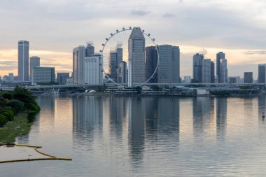 Singapur-29 Haziran 2024: Singapur Feribot Tekerlekli Skyline