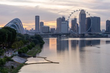 Singapur-29 Haziran 2024: Singapur Feribot Tekerlekli Skyline