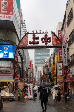 Tokyo, Japonya - 13 Mayıs 2024 Uena istasyonu, Tokyo yakınlarındaki Ueno Nakadori Alışveriş Sokağı. Daha çok Uechun olarak bilinir.