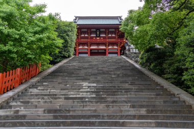 Kamakura, Japonya - 14 Mayıs 2024: Japonya, Kamakura 'daki Tsurugaoka Hachimangu Tapınağı manzarası. Bu güzel tapınak 800 yıldan fazladır var.