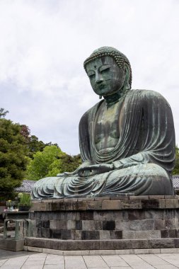 Kamakura, Japonya- 14 Mayıs 2024: Kamakura, Japonya 'daki Kamakura tapınağındaki Kamakura Daibutsu heykeli