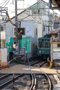 Kamakura, Japonya - 14 Mayıs 2024: Kamakura, Japonya 'daki Enoshima Dentetsu tren hattı. Eski cazibesini deniz kenti Kamakura 'da sergiliyor.