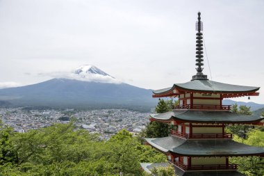 Shimoyoshida, Japonya - 15 Mayıs 2024: Japonya 'daki Arakurayama Sengen Parkı' nda Chureito Pagoda ile Fuji Dağı 'nın manzarası