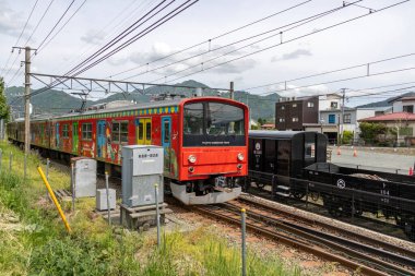 Shimoyoshida, Japonya - 15 Mayıs 2024: Fujikyu treni Japonya 'daki Shimoyoshida İstasyonu' na yaklaşıyor.