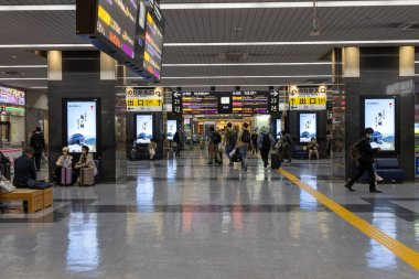 Okayama, Japonya - 9 Mayıs 2024: Japonya 'daki Okayama tren istasyonlarının koridorlarında yürüyen insanlar.