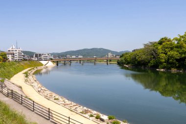 Okayama, Japonya - 10 Mayıs 2024: Okayama City, Japonya 'daki Asahi Nehri manzarası. Okayama Kalesi ve Korakuen bu nehrin tam karşısındaki yerdeler..