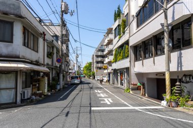Okayama, Japonya - 10 Mayıs 2024: Japonya 'daki Okayama şehrinin sokak manzarası. Okayama, Batı Japonya 'nın göbeğinde yer almaktadır ve birçok büyük turizm beldesine sorunsuz erişim sunmaktadır.