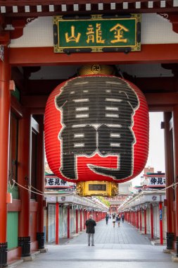 Tokyo, Japonya - 11 Mayıs 2024: Senso-ji tapınağı Tokyo, Japonya 'da Kaminarimon kapısı. Bu kapı turistler arasında çok popüler..