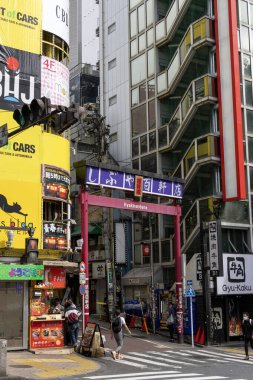 Tokyo, Japonya - 12 Mayıs 2024: Tokyo 'nun Shibuya bölgesinde sokak manzarası. Shibuya bir gençlik moda ve kültür merkezidir.