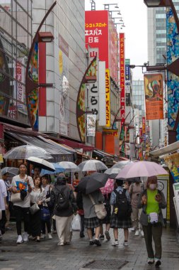 Tokyo, Japonya - 13 Mayıs 2024 Uena istasyonu, Tokyo yakınlarındaki Ueno Nakadori Alışveriş Sokağı. Daha çok Uechun olarak bilinir.