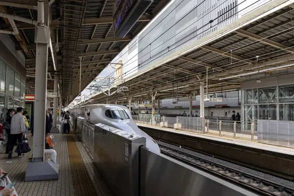 Shin Yokohama, Japonya - 8 Mayıs 2024: Shinkansen treni Japonya 'daki Shin Yokohama istasyonuna yaklaşıyor. Shinkansen hızlı trenleri Japonya 'yı keşfetmenin en hızlı yoludur..