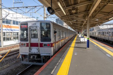 Kawagoe, Japonya-17 Mayıs 2024: Yerel tren Kawagoe istasyonundan Tokyo 'ya hareket ediyor. Kawagoe, atmosferik dar sokakları ve iyi korunmuş eski binaları ve tapınakları olan bir ticaret kasabasıdır.