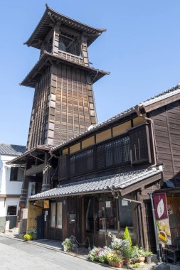 Kawagoe, Japonya- 17 Mayıs 2024: Japonya 'nın Saitama ilindeki Kawagoe şehri. Time 's Bell adında çan kulesi olan küçük bir caddenin manzarası.