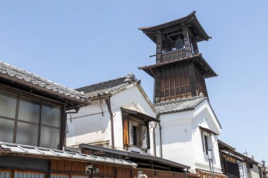 Kawagoe, Japonya- 17 Mayıs 2024: Japonya 'nın Saitama ilindeki Kawagoe şehri. Time 's Bell adında çan kulesi olan küçük bir caddenin manzarası.
