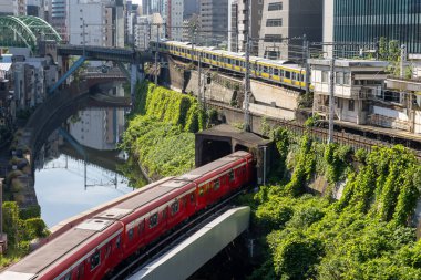 Tokyo, Japonya - 18 Mayıs 2024: Tokyo 'da Ochanomizu Tren İstasyonu ve Kanda Nehri yakınlarındaki tren kavşağı. Tokyo 'da Ochanomizu Tren İstasyonu ve Nehir Kanda kavşağı