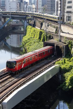 Tokyo, Japonya - 18 Mayıs 2024: Tokyo 'da Ochanomizu Tren İstasyonu ve Kanda Nehri yakınlarındaki tren kavşağı. Tokyo 'da Ochanomizu Tren İstasyonu ve Nehir Kanda kavşağı