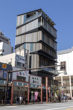 Tokyo, Japonya - 18 Mayıs 2024: Asakusa Kültür Turizm Bilgi Merkezi Tokyo, Japonya 'da Sensoji' nin tam önünde yer almaktadır. Tokyo 'daki en büyük turizm bilgi merkezlerinden biridir.