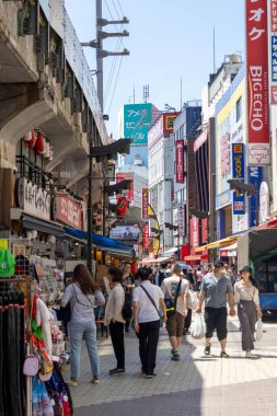 Tokyo, Japonya - 18 Mayıs 2024: Tokyo 'daki Ueno Bölgesi' nde Ameyoko pazarı. Ameyoko bir zamanlar Amerikan deniz piyadelerinin eğlence bölgesiydi şimdi ise egzotik bir Asya pazarı..