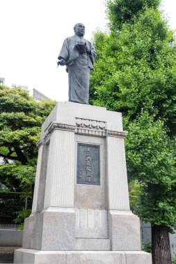 Tokyo, Japonya - 19 Mayıs 2024: Tokyo, Japonya 'daki Sengaku-ji Tapınağı' nda Oishi Yoshio Heykeli. 1702 'deki kan davasında 47 Ronin' in lideri olarak biliniyor. 