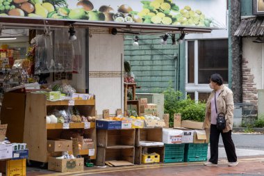 Yokohama, Japonya- 19 Mayıs 2024: Japonya 'daki Yokohama Çin Mahallesi' nde taze sebze ve meyve satışı durduruldu. 
