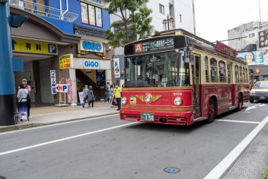 Yokohama, Japonya - 19 Mayıs 2024 Yokohama şehrinde halk otobüsü.