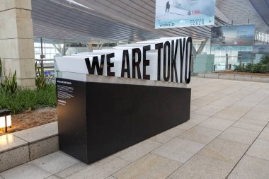 Tokyo, Japonya - 19 Mayıs 2024: Haneda Havalimanı Uluslararası Terminalinde BİZ TOKYO Anıtı