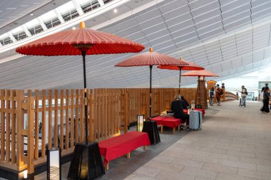 Tokyo, Japonya- 19 Mayıs 2024: Haneda havaalanı içindeki Nihonbashi köprüsü, Japonya. Bu, Edo dönemindeki ünlü ahşap köprünün yarı boyutlu bir kopyası..