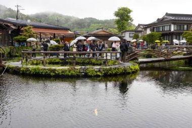 Kawaguchiko, Japonya - 16 Mayıs 2024: Fuji Beş Göl bölgesinde Kawaguchiko Gölü ile Yamanakako Gölü arasında yer alan küçük bir köy olan Oshino Hakkai 'yi ziyaret edenler.