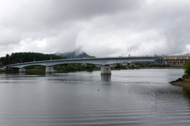 Kawaguchiko, Japonya-16 Mayıs 2024 Kawaguchi Gölü Japonya 'daki Kawaguchiko Gölü' nün karşısındaki Büyük Köprü